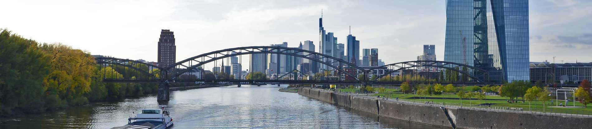 Deutschherrnbrücke über den Main mit Blick auf Skyline