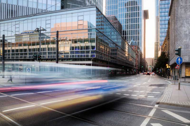 Straße zwischen Hochhäusern in Frankfurt am Main
