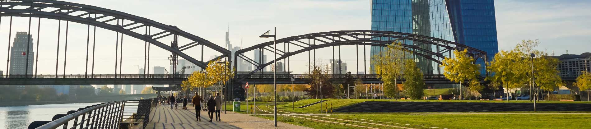 Deutschherrnbrücke über den Main mit Europäischer Zentralbank