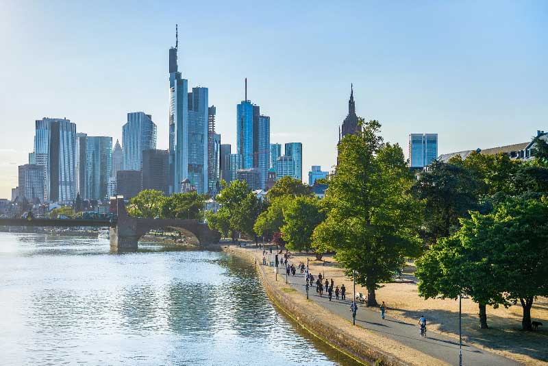 Blick entlang des Mains nach Frankfurt auf Skyline
