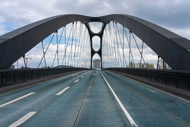 Straße über Osthafenbrücke nach Frankfurt am Main