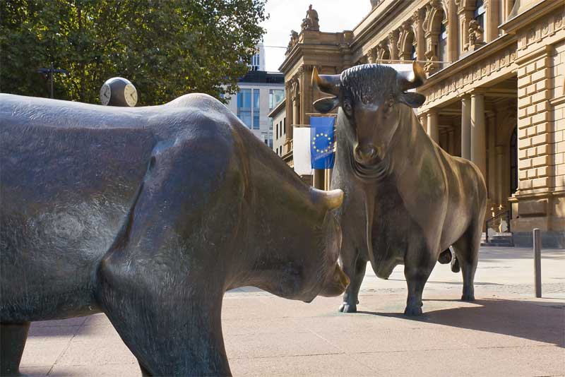 Bulle und Bär vor Börse in Frankfurt am Main