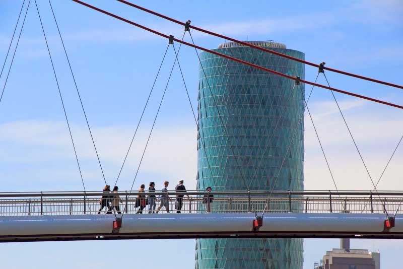 Holbeinsteg und Westhafentower in Frankfurt am Main