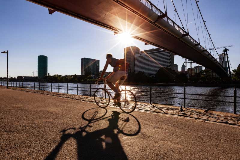 Radfahrer am Mainufer in Frankfurt am Main